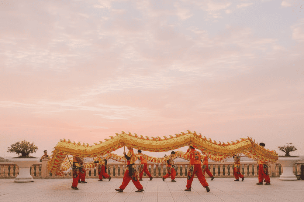 It takes at least 6 men, and sometimes up to 20, to control a dragon and visualize its movement and spirit